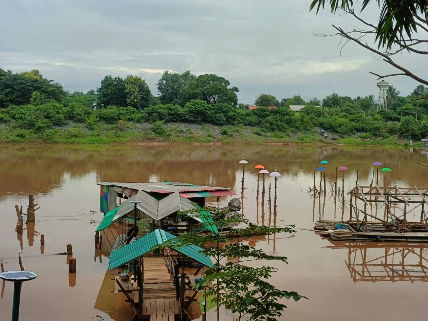 เฮือนน้ำน่าน House By The River Nan Утрадит Екстериор снимка